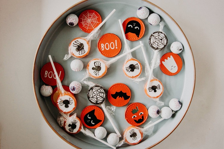 A dentist’s tricks to keep Halloween treats from damaging your teeth